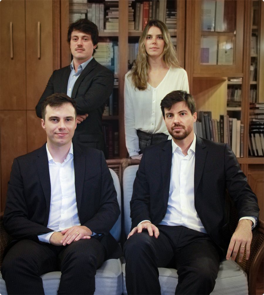 Os quatro sócios do escritório MBBM reunidos na biblioteca